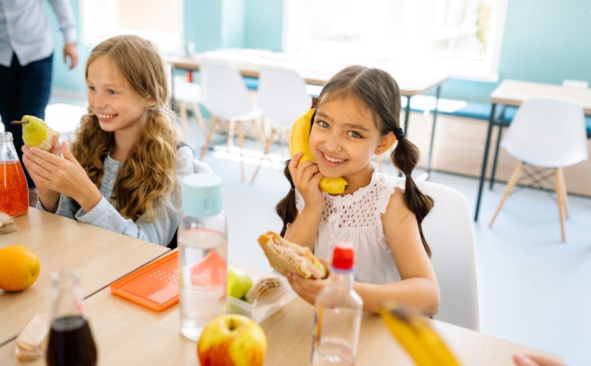 kids eating at daycare